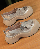 Sandalias de plataforma con tiras de piel sintética color caqui con agujeros 2025